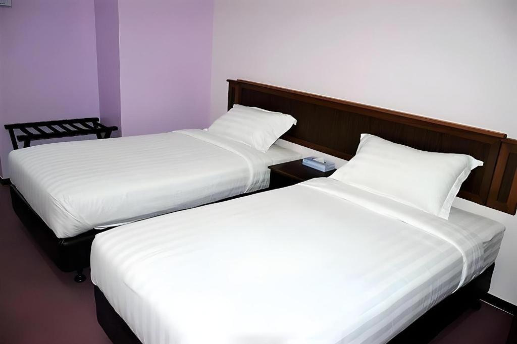 Id Hotel Yayasan Segamat Exterior photo